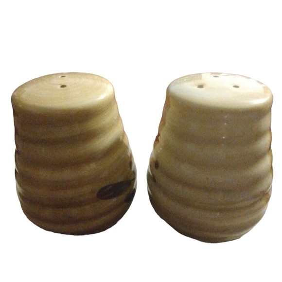 Painted Ceramic LG. Salt & Pepper Shakers Beehive Shaped Tan with Floral Design - Picture 4 of 6